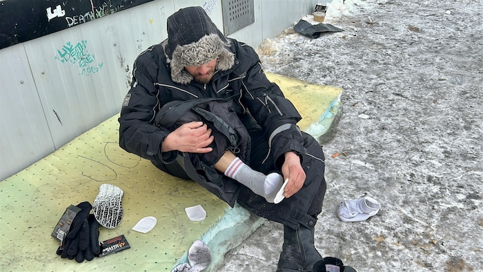 Personne exposée au froid dans un campement de Sudbury.
