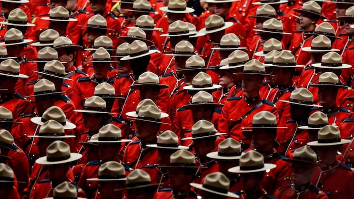 Des gendarmes avec leur chapeau. 