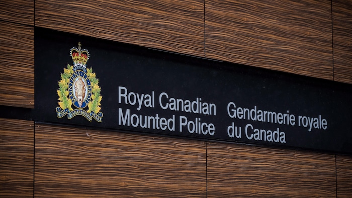 Une enseigne de la Gendarmerie royale du Canada accrochée à un mur.