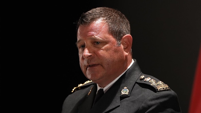 Le chef de la police de Winnipeg, Gene Bowers, lors d'une conférence de presse au cours de laquelle il a révélé qu'Ashlee Shingoose était la quatrième victime de Jeremy Skibicki, un tueur en série qui a sévi à Winnipeg, le 26 mars 2025.