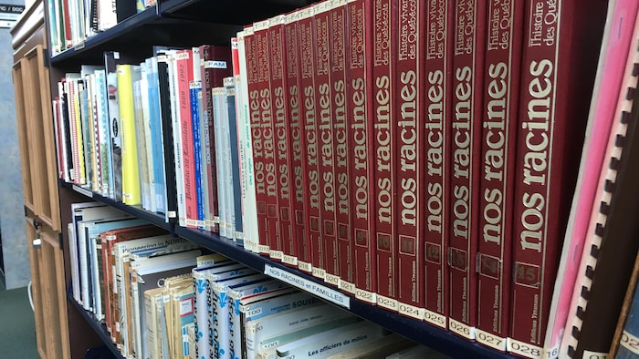 Plusieurs livres sur une étagère de bibliothèque.