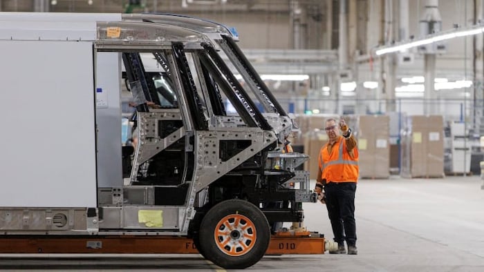 Un travailleur dans l'usine de General Motors d'Ingersoll.