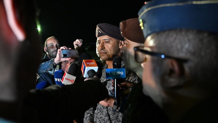  Le général Pedro Sanchez répond aux questions de nombreux journalistes.