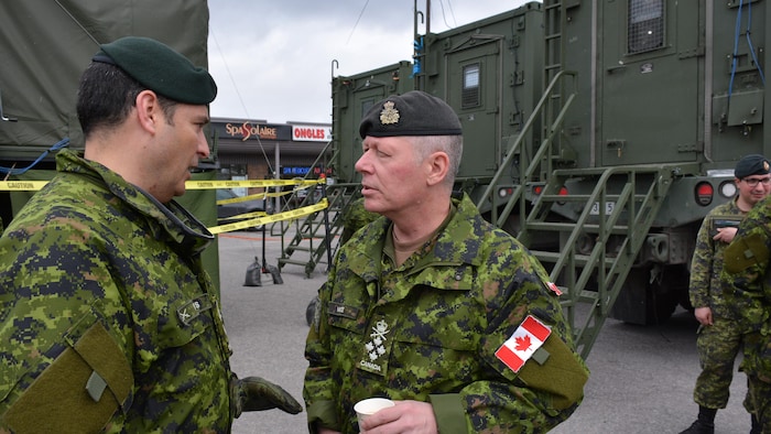 Le chef de l'état-major canadien, le général Jonathan Vance (à droite), discute avec un officier, à Pierrefonds.