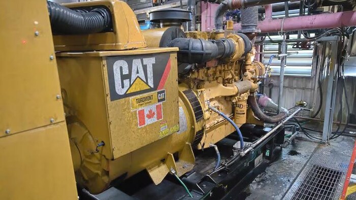 Un des générateurs Caterpillar C27 de la Première Nation de Nibinamik.