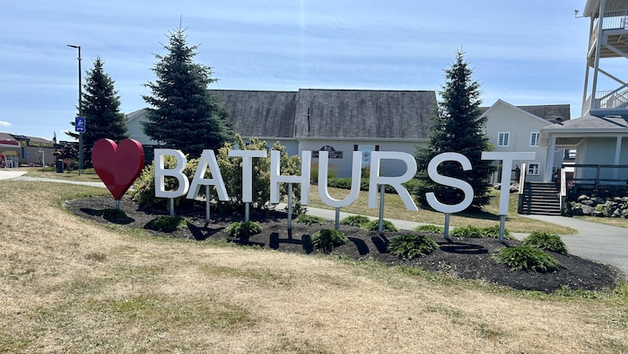 De grandes lettres en métal formant le mot Bathurst installées au sol. 