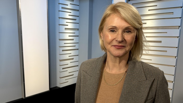 Portrait de Mme Biron dans les studios du Téléjournal Ottawa-Gatineau. 