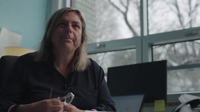Un portrait de Geneviève Bouchard à son bureau.
