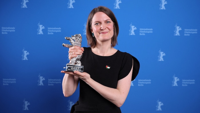 Geneviève Dulude-De Celles pose avec son trophée