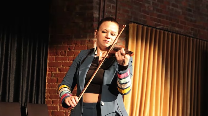 Geneviève Gros-Louis joue au violon.