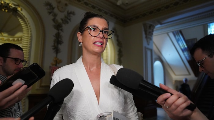 Geneviève Guilbault en mêlée de presse.