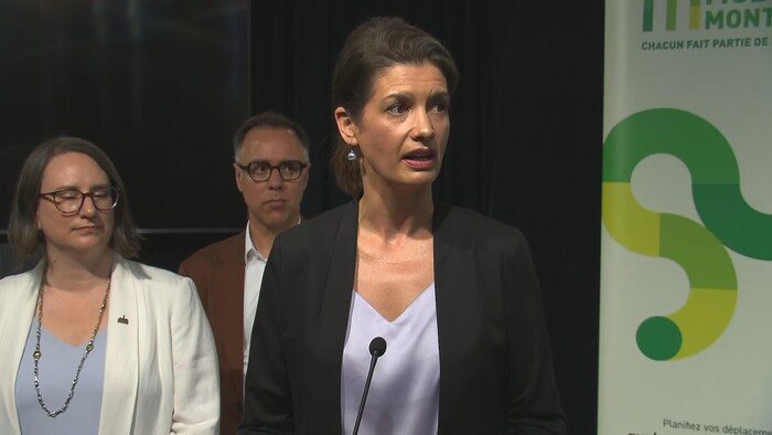 Geneviève Guilbault s'adresse aux journalistes.