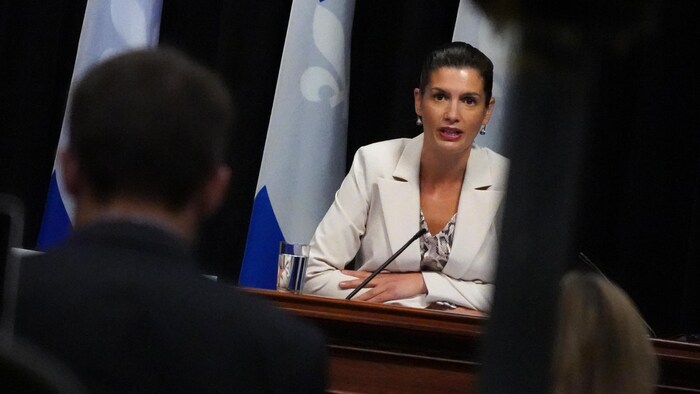 La ministre de la Sécurité publique et vice-première ministre, Geneviève Guilbault, assise durant une conférence de presse.