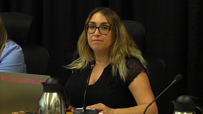 La mairesse de Casselman, Geneviève Lajoie, assise derrière un micro pendant une réunion.