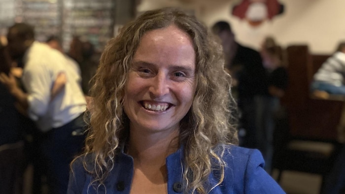 Geneviève La Roche sourit à la caméra, en plein milieu du Boquébière.