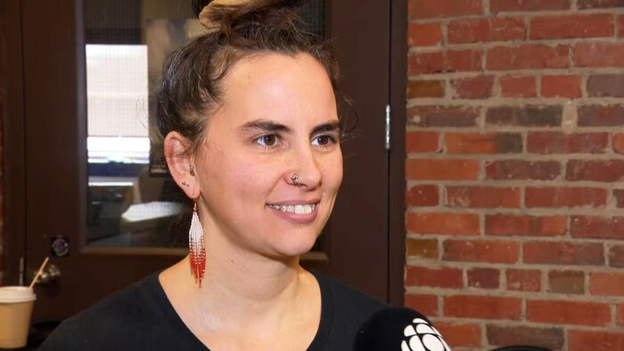 Une femme interviewée dans un bureau.