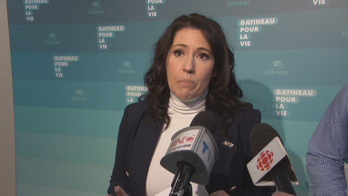 Geneviève Latulippe s'exprime en conférence de presse.