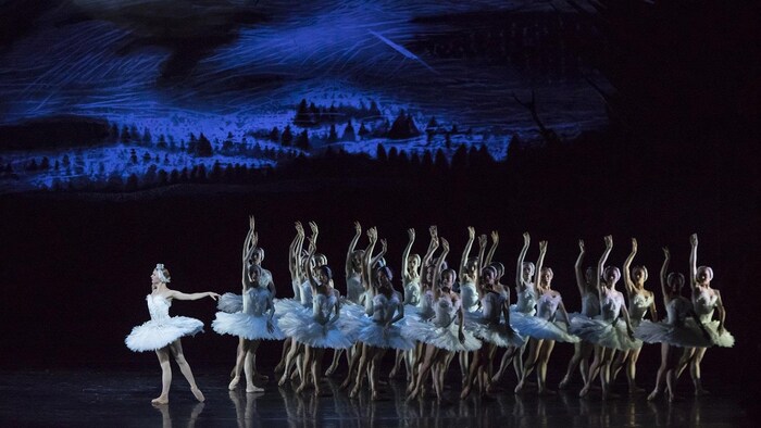 Genevieve Penn Nabity et le corps de ballet.