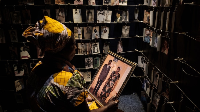 Une photo prise le 29 avril 2018 montre un visiteur regardant des portraits de victimes au Mémorial du génocide de Kigali, au Rwanda.