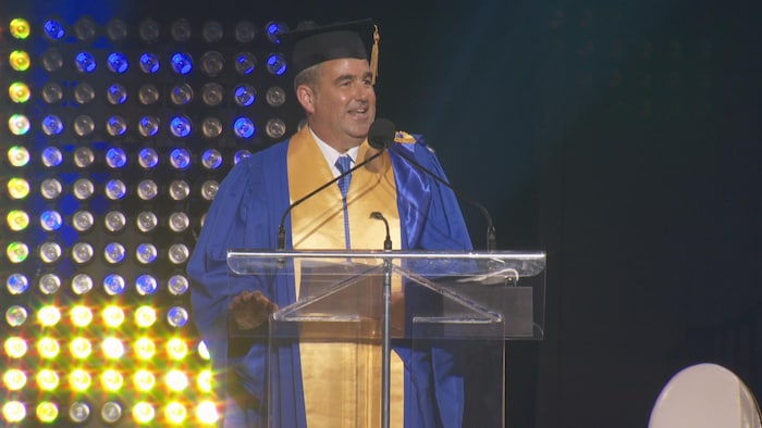 Geoff Molson sur scène pendant son discours.