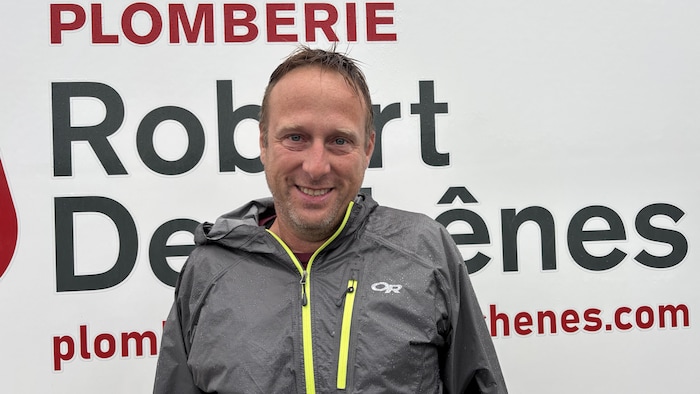 Geoffrey Deschênes sourit à la caméra.