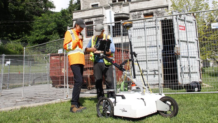 Deux techniciens à côté d'un géoradar.