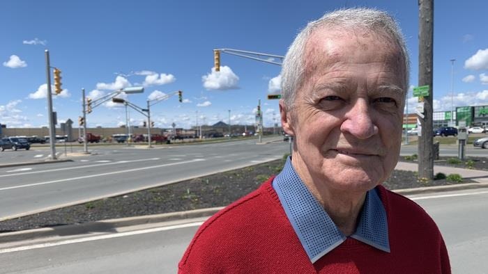 Un ainé devant une intersection de la route de Dieppe.