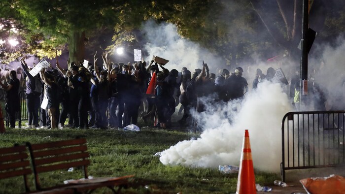 Des manifestants et du gaz lacrymogène