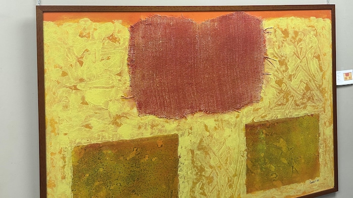 Une toile jaune et orange.