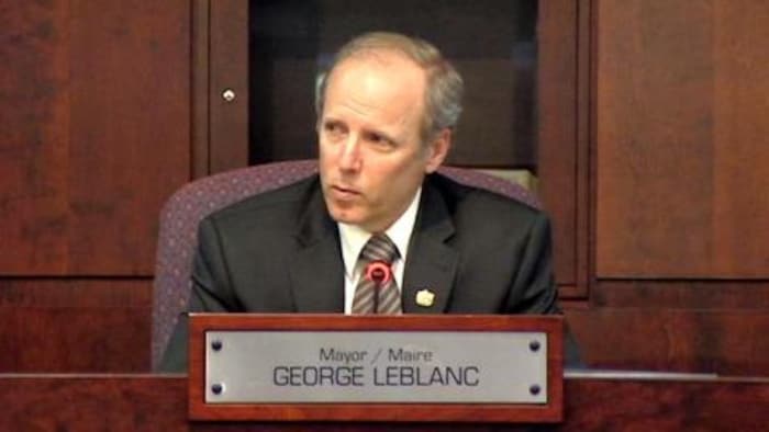 George LeBlanc lors d'une réunion du conseil municipal en 2010.