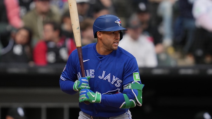 George Springer au bâton dans l’uniforme bleu des Blue Jays.