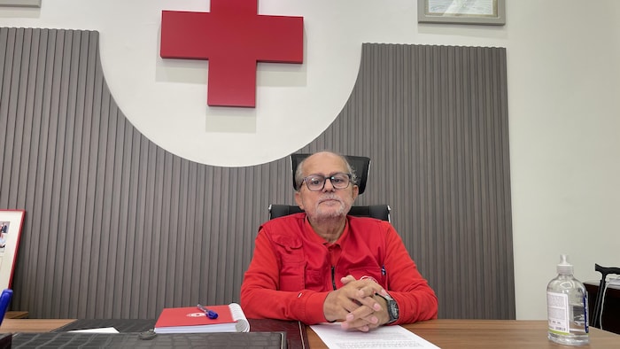 A man in Red Cross uniform being interviewed by Radio-Canada in Beirut.