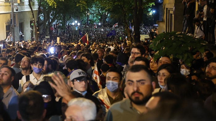 Brandissant des drapeaux européens et géorgiens, environ 20 000 personnes se sont rassemblées sur la place de la République dans le centre de Tbilissi.