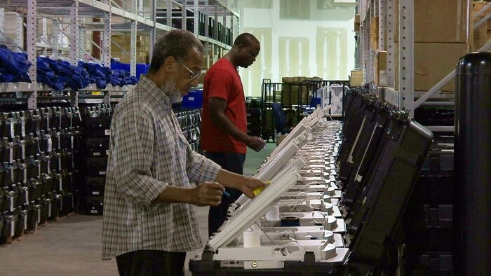 Des employés testant des machines de vote électronique dans le comté de Fulton, en Georgie