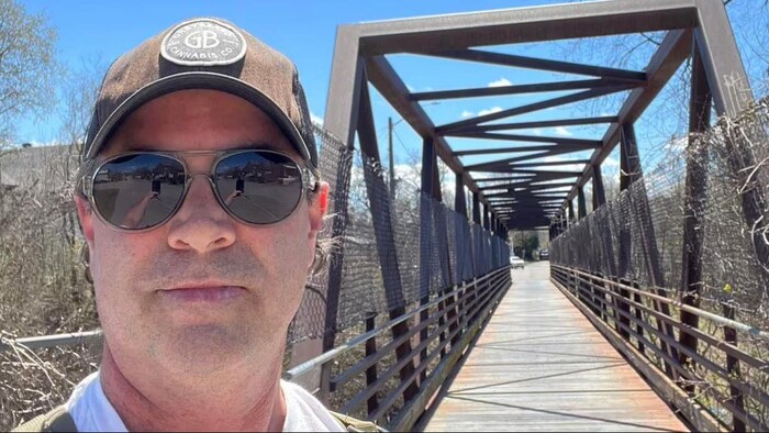 Gerad Egers, de Sudbury, est photographié au bord d'un pont piétonnier.