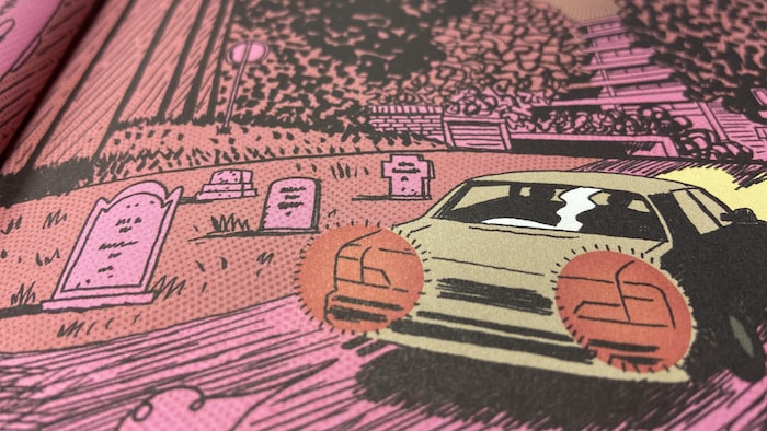 Une page de la bande-dessinée «Supercanon!» où est dessinée une voiture qui circule dans un cimetière. 