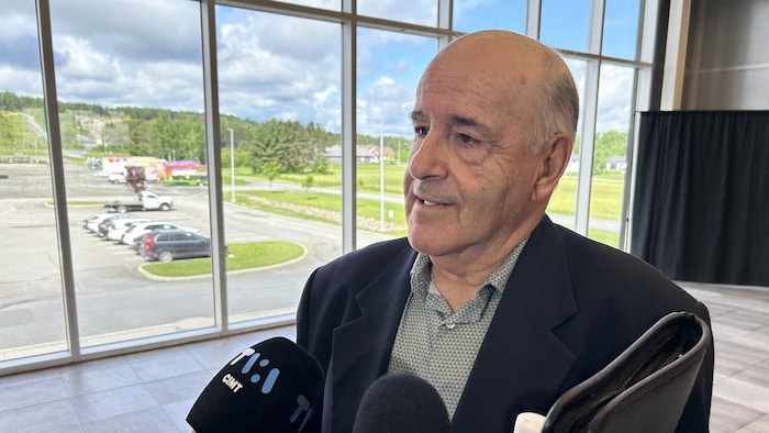 Gérald Clavette répond aux questions des journalistes.