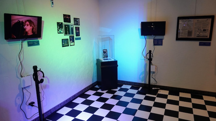 Une salle dans une exposition.