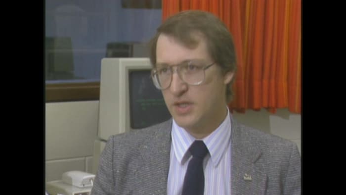 Gérard Auger devant un ordinateur datant de 1985.