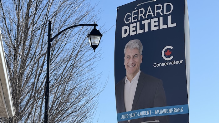 Une affiche de Gérard Deltell.