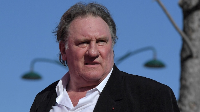 Gérard Depardieu sous un ciel bleu. 