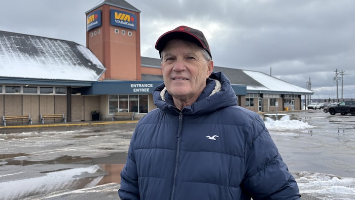 Gérard Thébeau devant la gare de Moncton.