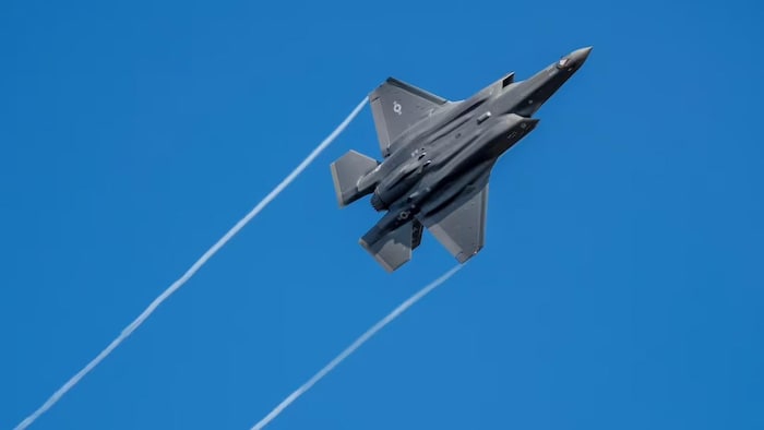 Un avion de chasse qui vole dans le ciel.