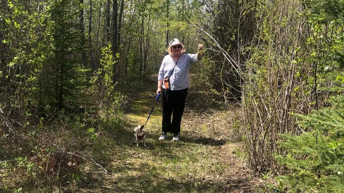 Gerri Kunneke avec son chien en forêt.