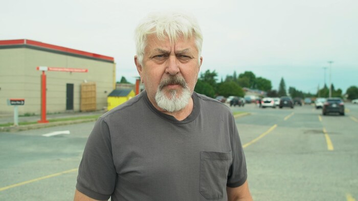 Portrait de Gerry Proulx dans un stationnement.