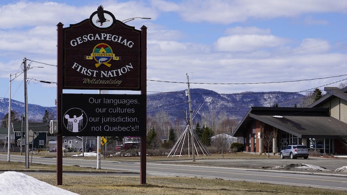 Route 132 avec affiche Gesgapegiag first nation