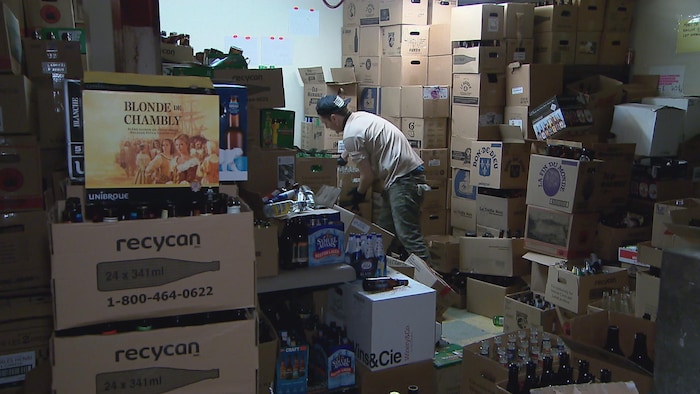 Un employé dans le rangement d'un commerce.