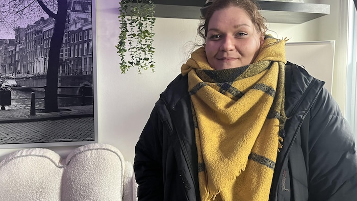 Josiane Ouellet pose dans un appartement de l'immeuble.