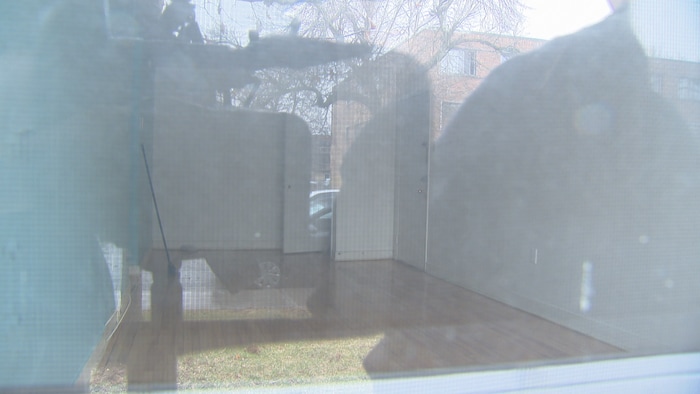 Un appartement vide, vu à travers la fenêtre, de l'extérieur.