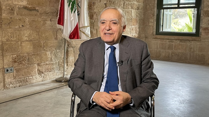 M. Salamé assis au milieu d'une salle dans un bâtiment patrimonial libanais.